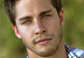 Dean Geyer joins Glee