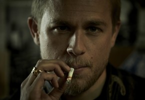SONS OF ANARCHY: L-R: Charlie Hunnam: Cr: James Minchin III / FX